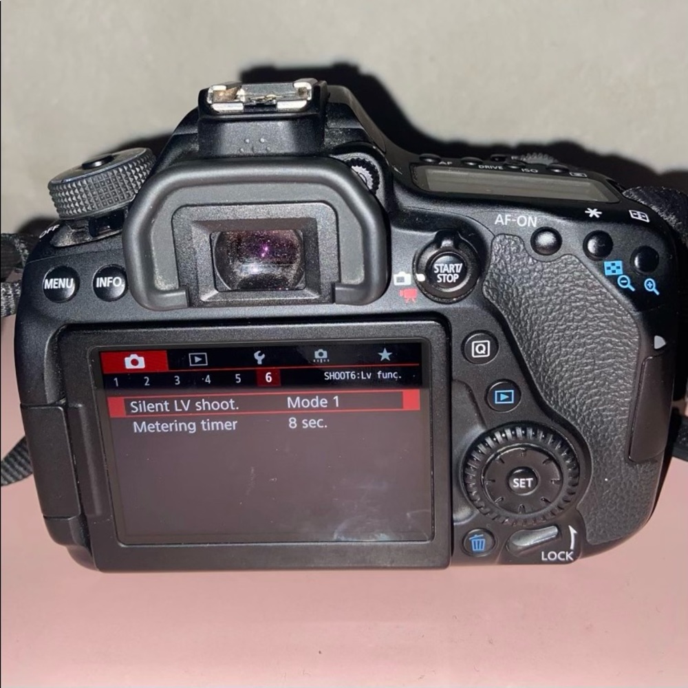Canon Model 80D - Picture 2 of 6